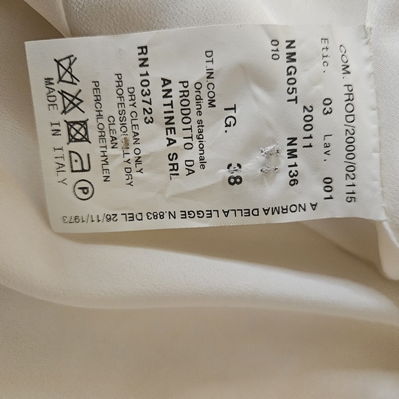 ARMANI COLLEZIONI size 2 beige cream silk blazer excellent condition. Like new. - Picture 10 of 11